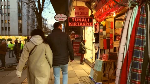 Tunalı Hilmi Caddesi’nde mağazaların önünden yürüyen yayalar