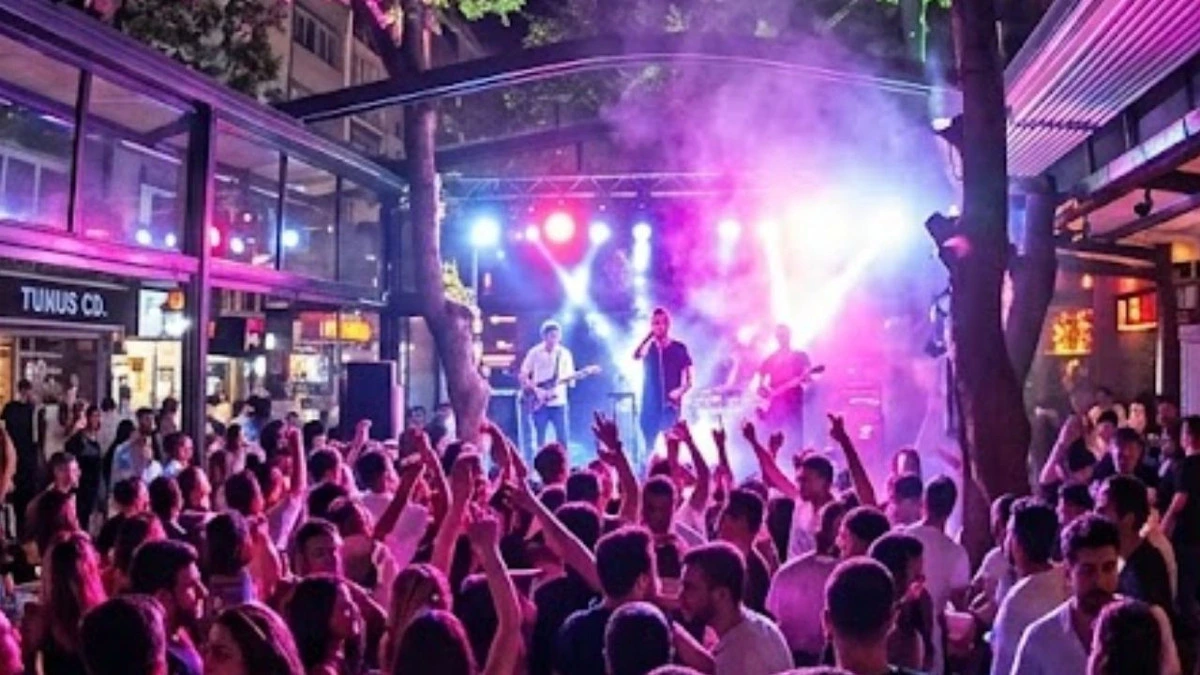 Tunus Caddesi’nde açık hava konserini izleyen kalabalık