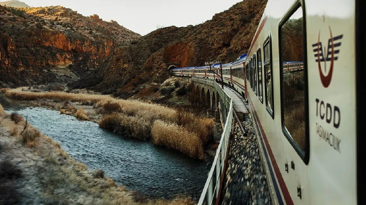 Turistik Doğu Ekspresi, kayalıkların arasından nehir kıyısı boyunca ilerliyor