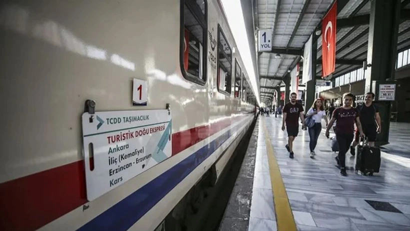 Turistik Doğu Ekspresi, yolcular ve peronun yanında istasyonda bekliyor