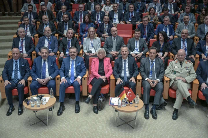 4. Türk-Alman Ekonomi Konferansı’na katılanlar salonda oturuyor