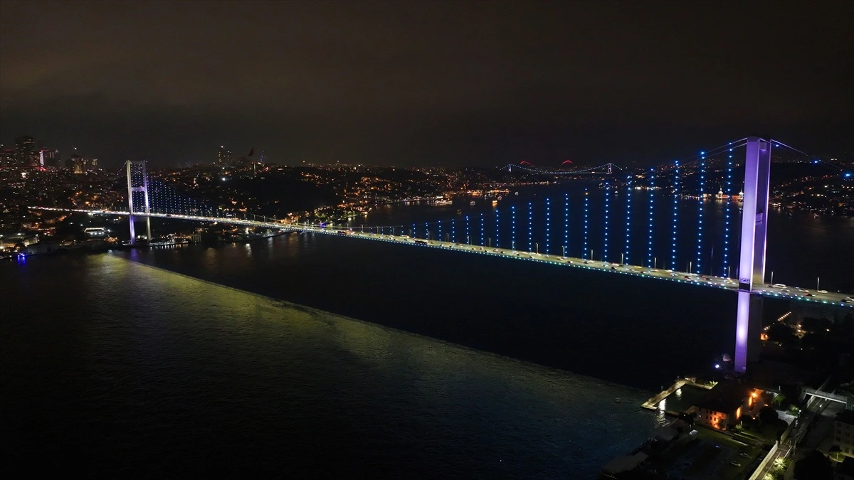 Gece ışıklandırılmış Boğaziçi Köprüsü