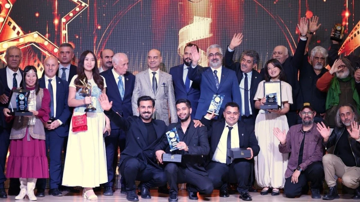 Festivalde ödül alan isimler ve davetliler toplu fotoğraf için sahnede