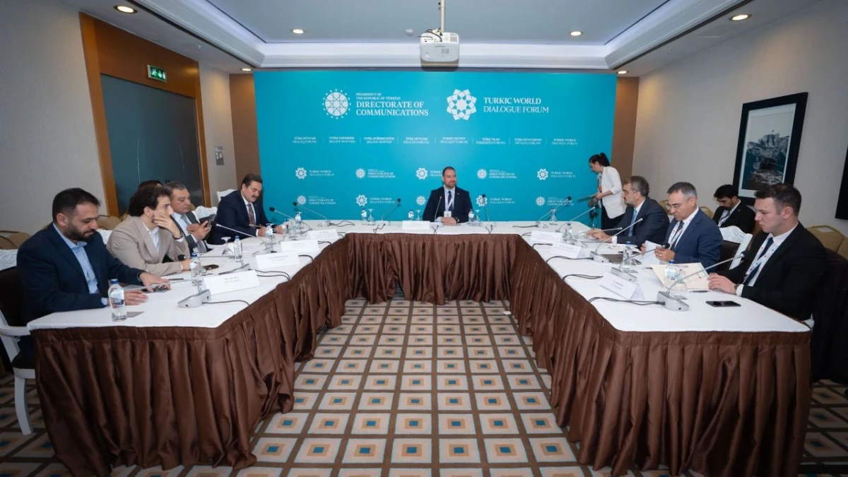 Ankara’da Türk Dünyası Diyalog Forumu kapsamında yapılan yuvarlak masa toplantısı
