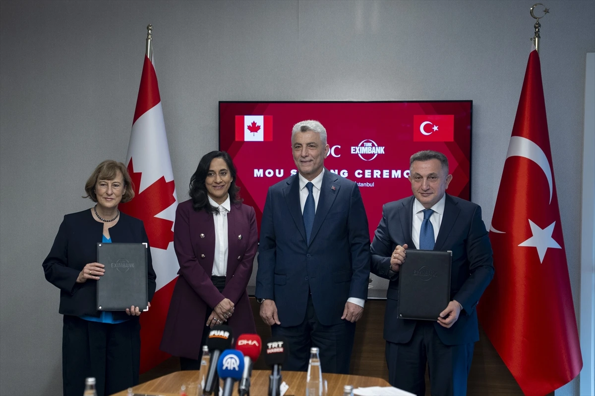 Türkiye ve Kanada bayrakları önünde mutabakat zaptı imza töreni
