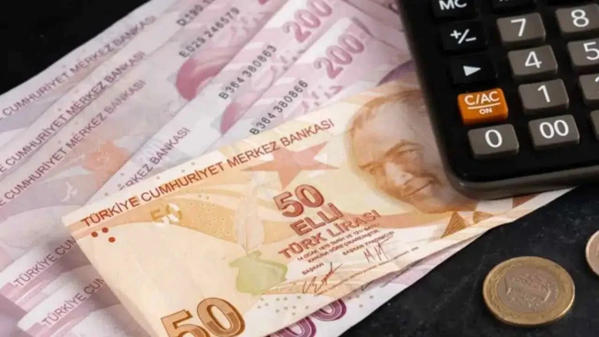 Türk lirası banknotları ve hesap makinesi