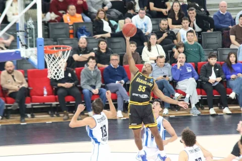 Türk Telekom ile BC Siauliai arasındaki EuroCup maçından bir mücadele anı