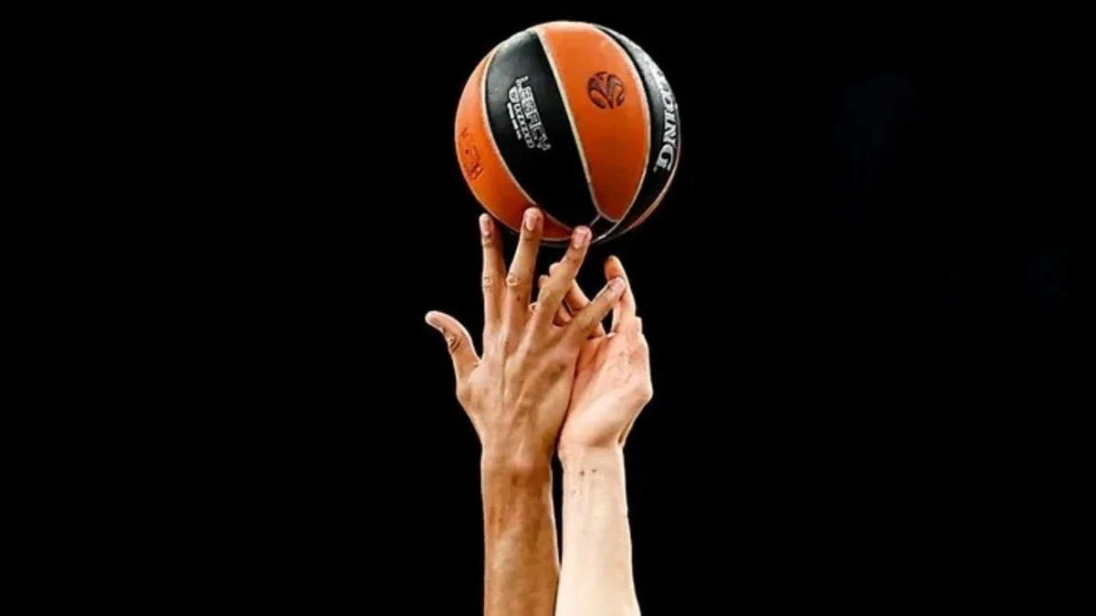 Basketbol topunu havaya kaldıran oyuncunun elleri