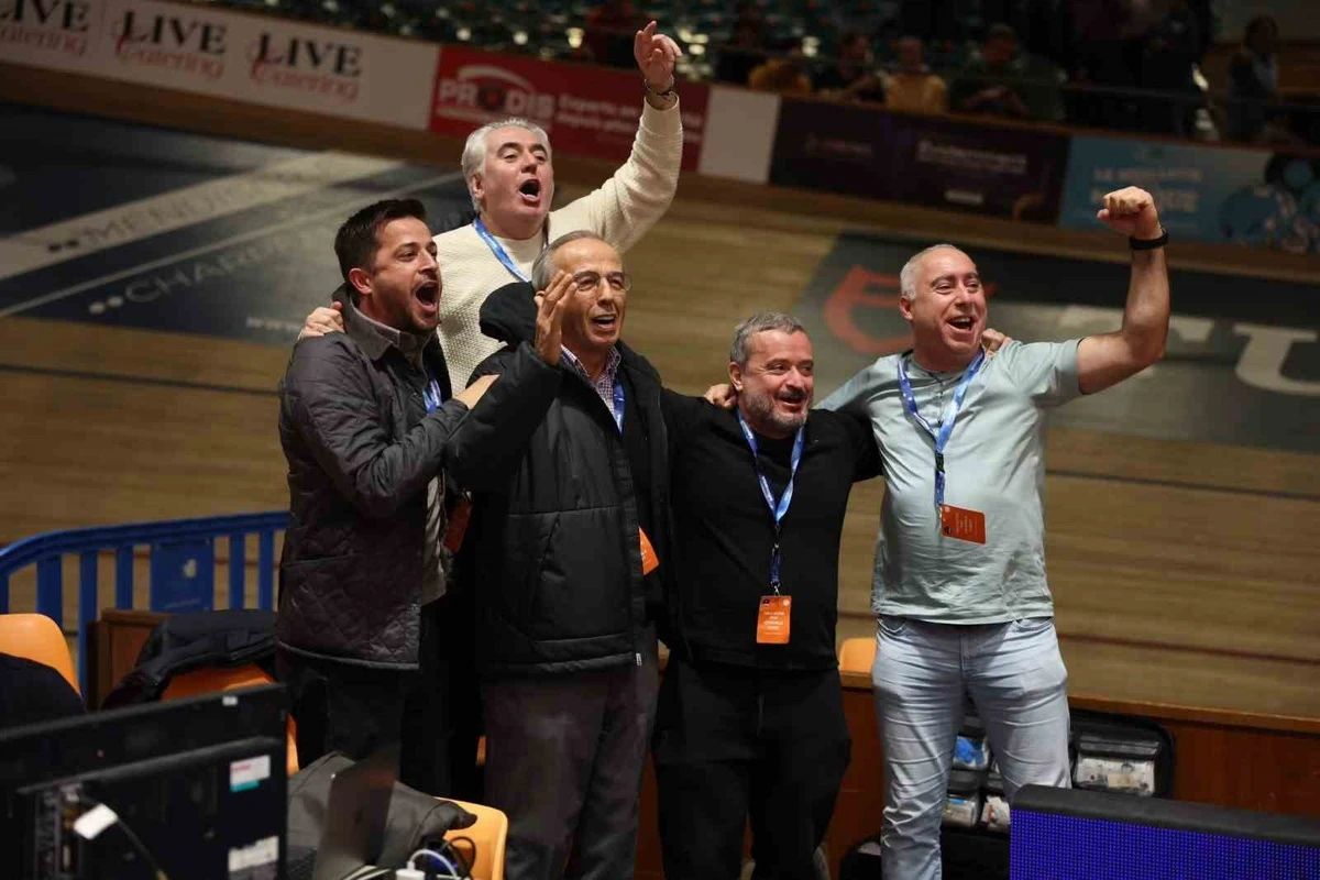 Y. Denizli Basket ekibinden beş kişi, basketbol salonunda galibiyet sevinci yaşıyor.