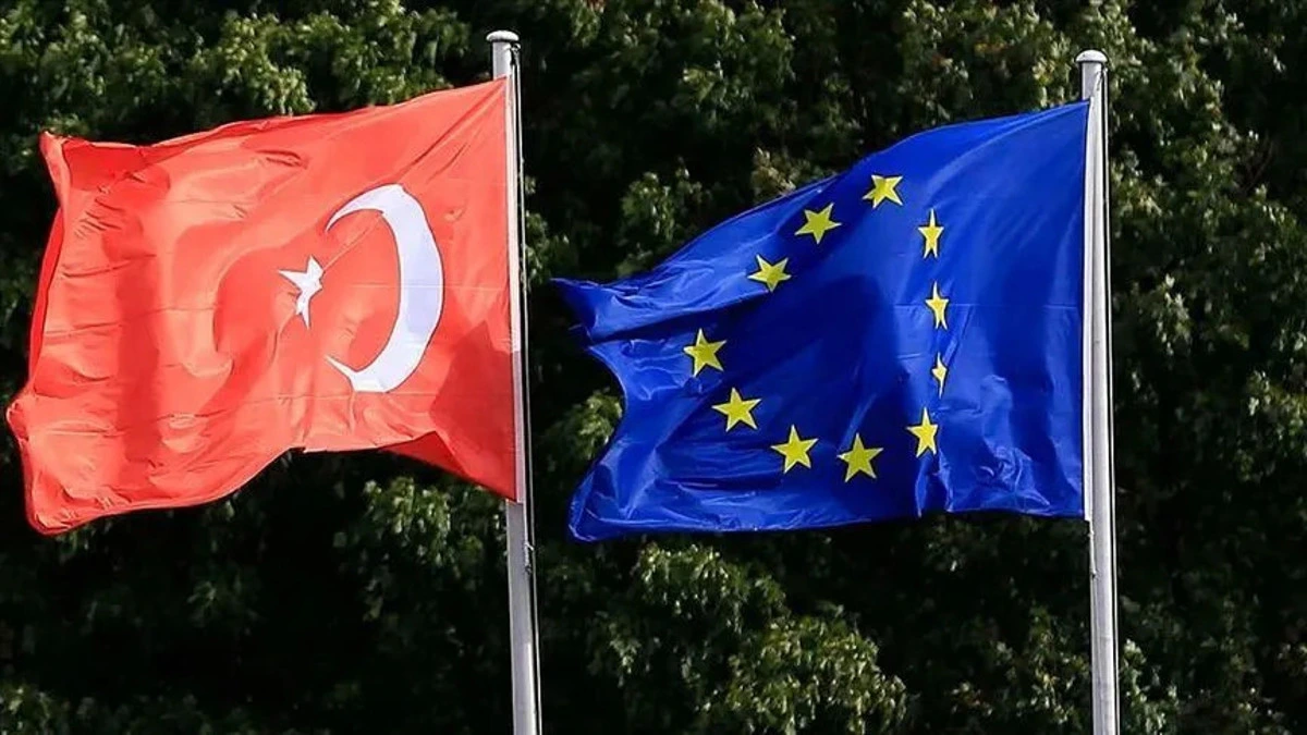 Türk bayrağı ile Avrupa Birliği bayrağı yan yana dalgalanıyor