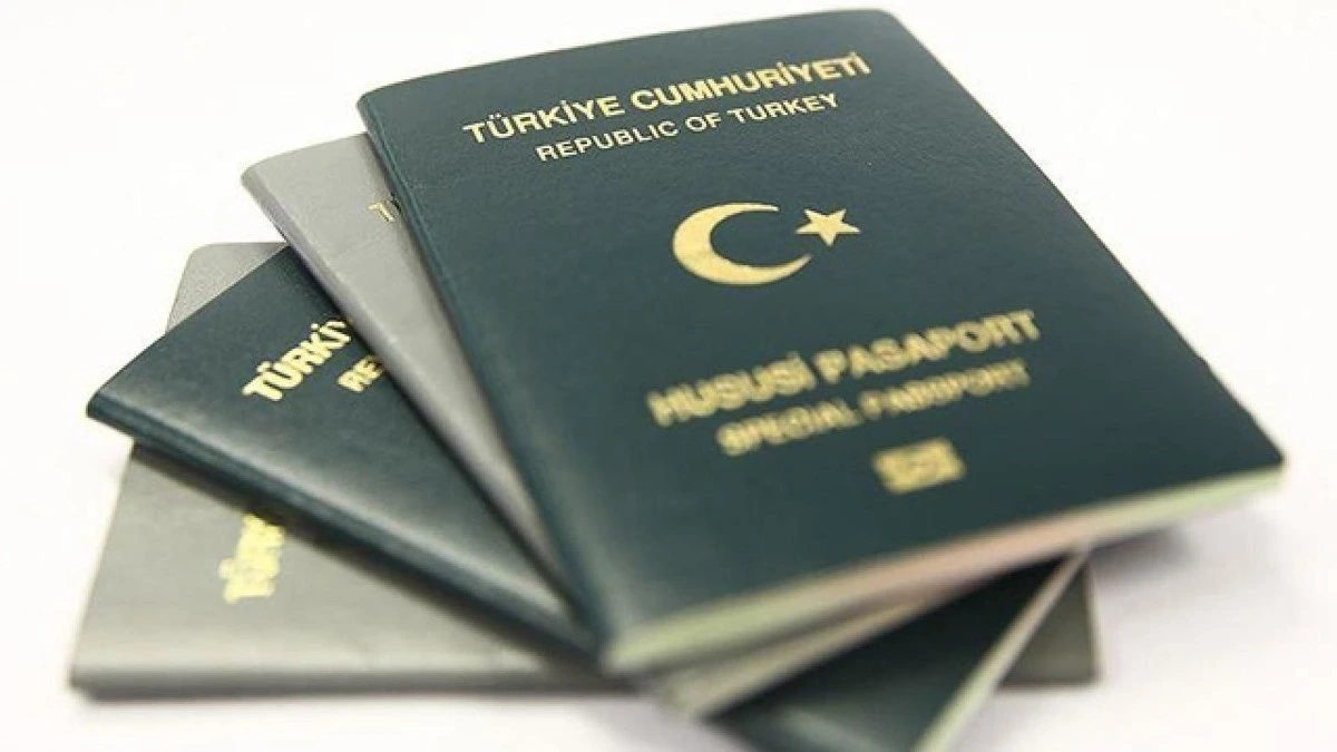 Üst üste duran Türkiye Cumhuriyeti pasaportları