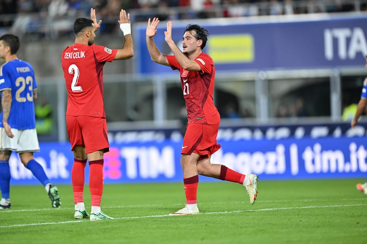 Türkiye forması giyen iki futbolcu maç sırasında birbirini kutluyor