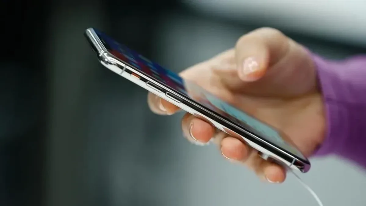 Bir kişinin elinde tuttuğu akıllı telefonda mobil internet kullanımı
