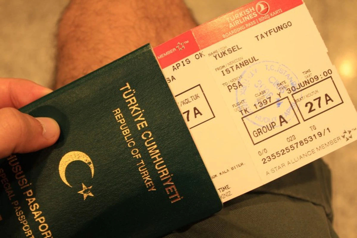 Türkiye Cumhuriyeti pasaportu ve uçak biniş kartı