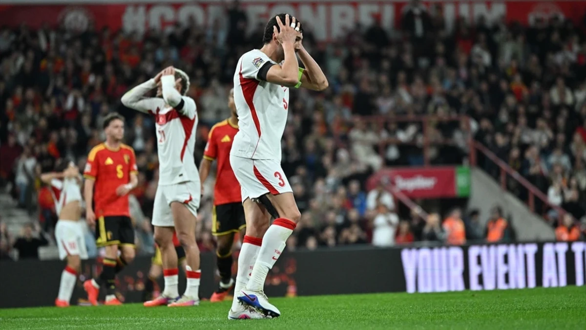 Türkiye forması giyen futbolcular maç sırasında başlarını ellerinin arasına alırken