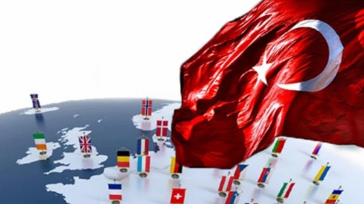 Türk bayrağı önünde farklı ülke bayrakları
