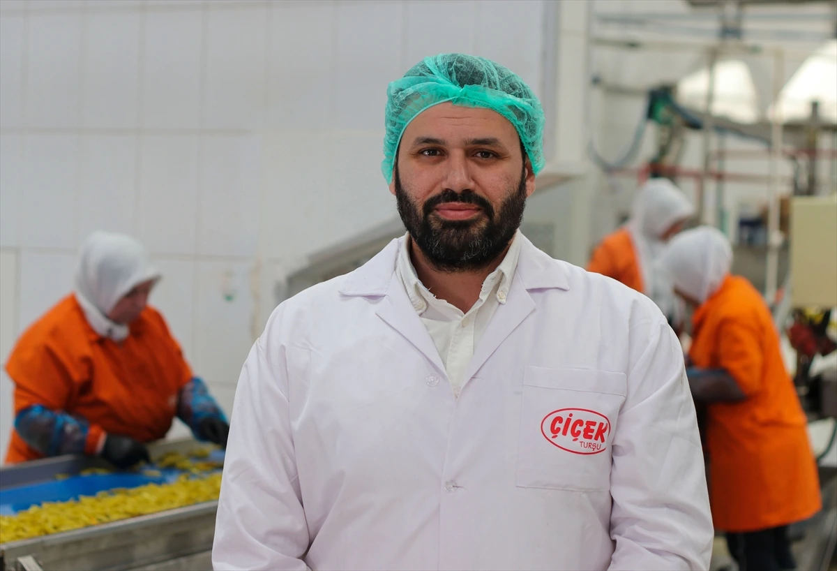 Turşu fabrikasında beyaz önlüklü çalışan üretim alanında