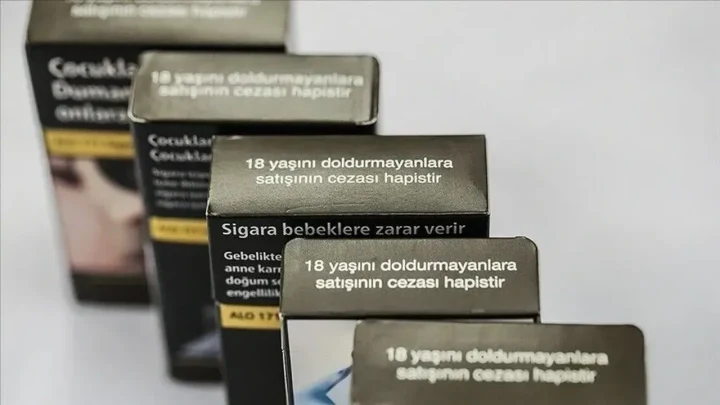 Üzerlerinde 18 yaş sınırı ve sigaranın zararlarına ilişkin uyarılar bulunan sigara paketleri