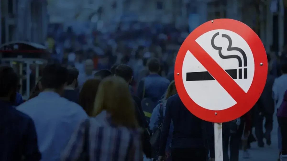 Kalabalık bir caddede sigara içilmez işareti