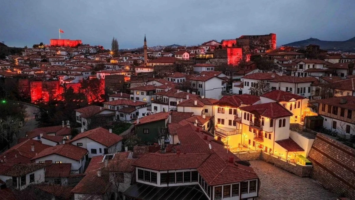 Ankara Kalesi çevresindeki tarihi yapıların gece ışıklarıyla aydınlanan görünümü