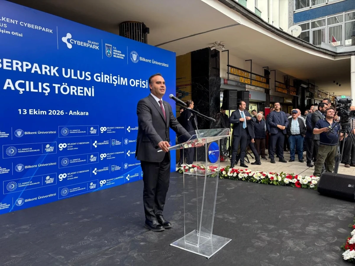 Bilkent CYBERPARK Ulus Girişim Ofisi açılışında kürsüde konuşma yapan yetkili