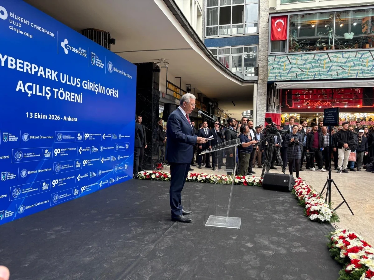 Ulus Girişim Ofisi açılış töreninde kürsüde konuşma yapan yetkili ve izleyiciler