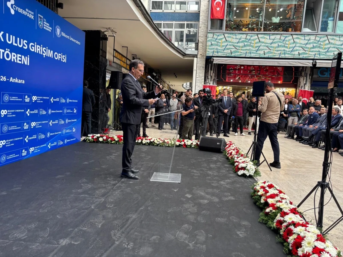 Ulus Girişim Ofisi açılışında konuşma yapan yetkili ve tören alanındaki katılımcılar