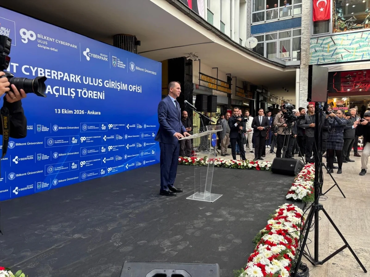 Bilkent CYBERPARK Ulus Girişim Ofisi açılışında kürsüde konuşan yetkili