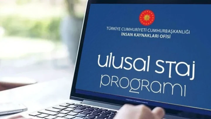 Dizüstü bilgisayar ekranında Ulusal Staj Programı yazısı