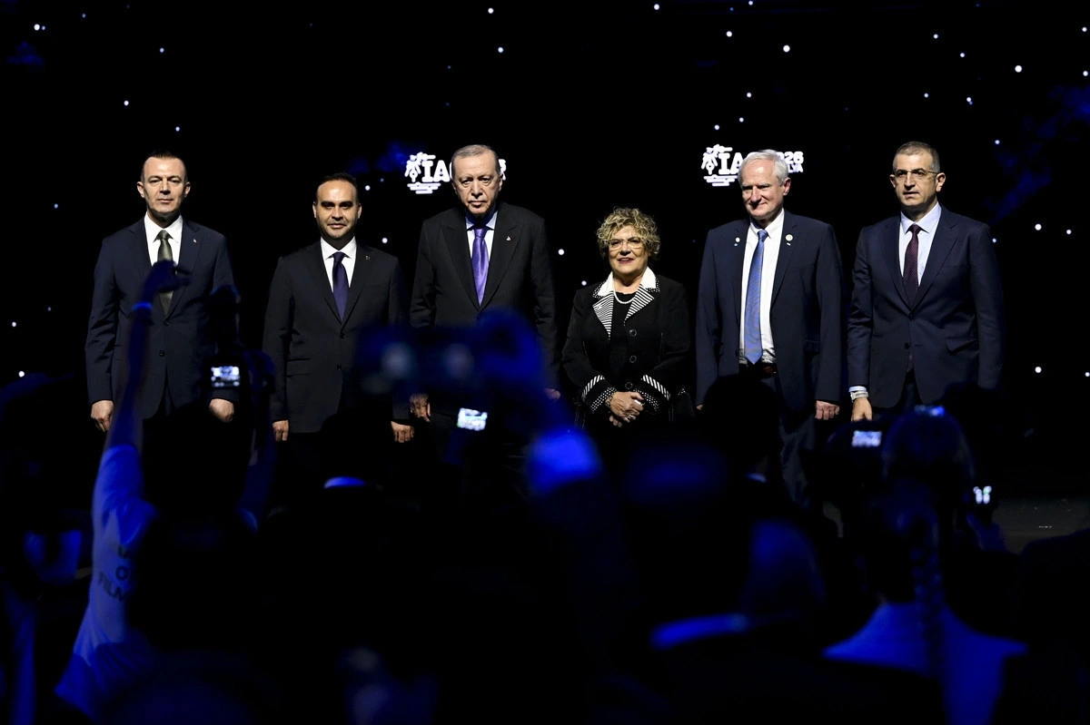 Cumhurbaşkanı Erdoğan, Uluslararası Uzay Kongresi sahnesinde katılımcılarla birlikte