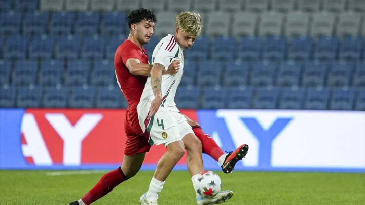 Türkiye ve Macaristan 21 yaş altı milli futbol takımları oyuncuları maçta top için mücadele ediyor