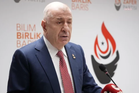 Zafer Partisi Genel Başkanı Ümit Özdağ kürsüde konuşurken