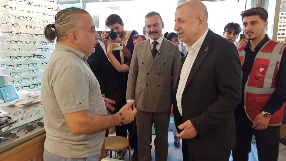 Ümit Özdağ, İskenderun’daki esnaf ziyaretinde bir esnafla konuşuyor