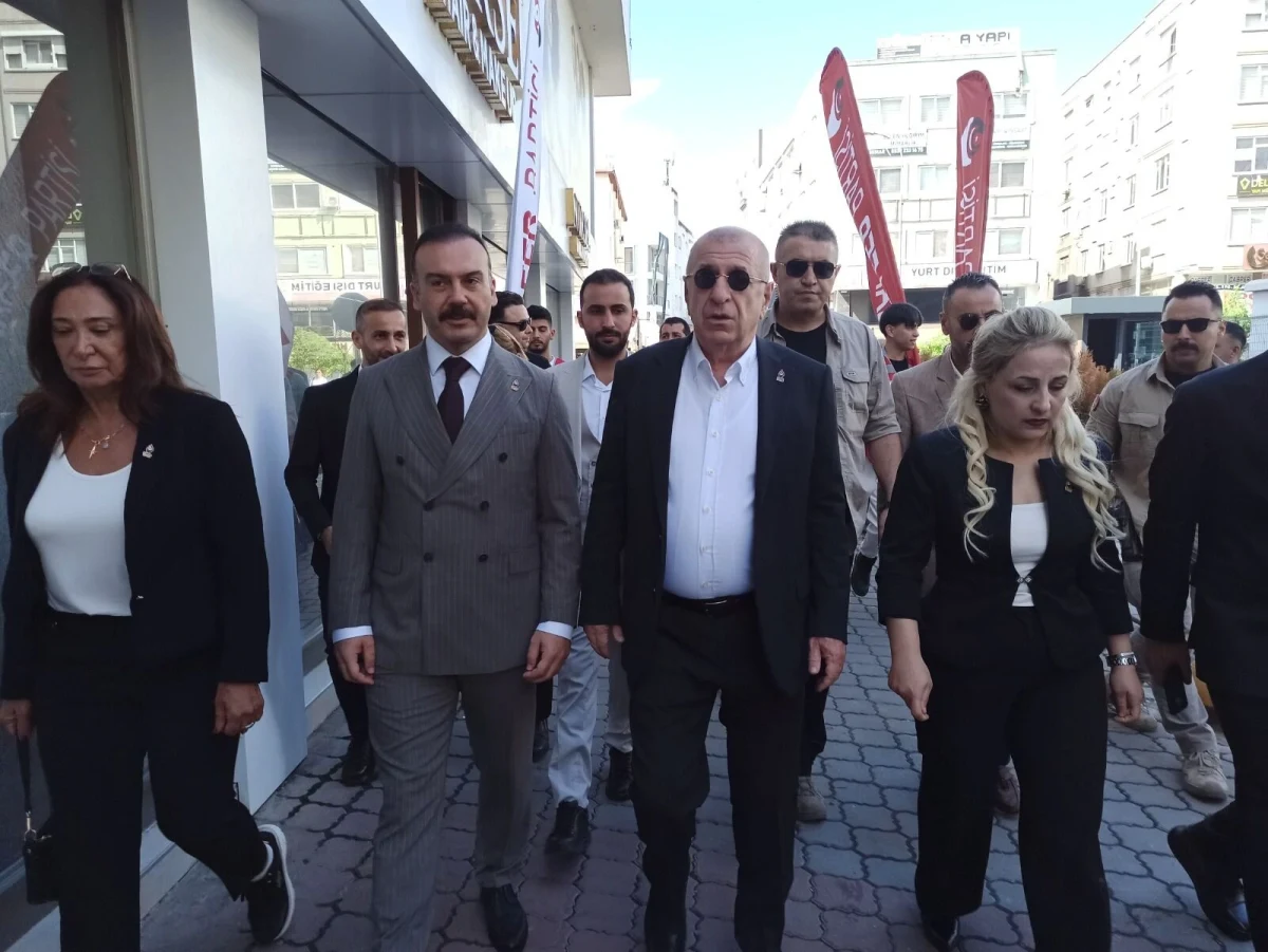 Ümit Özdağ ve beraberindekiler İskenderun’da yürürken