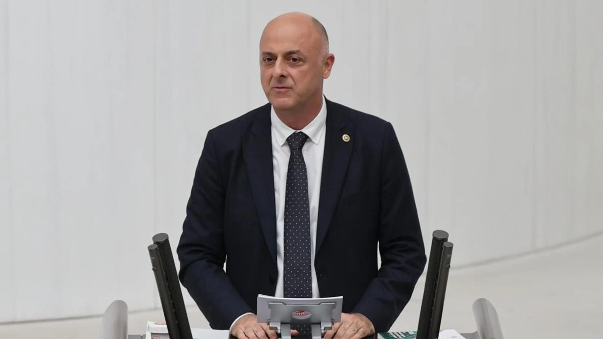 Yeni Parti İzmir Milletvekili Ümit Özlale kürsüde konuşurken