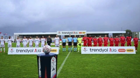 Trendyol 1. Lig maçında iki takımın futbolcuları seremoni sırasında sahada yan yana diziliyor.