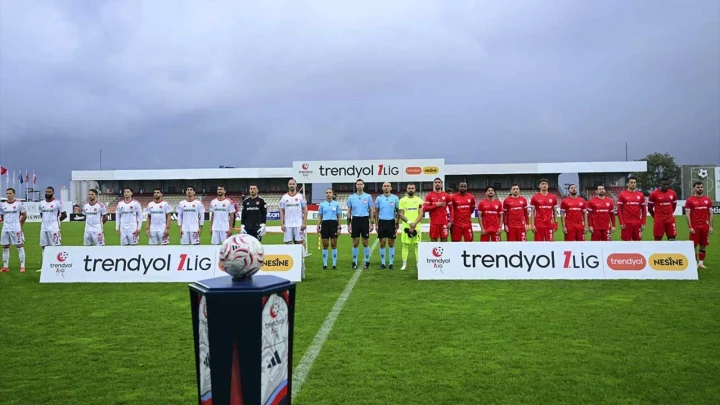Trendyol 1. Lig maçında iki takımın futbolcuları seremoni sırasında sahada yan yana diziliyor.