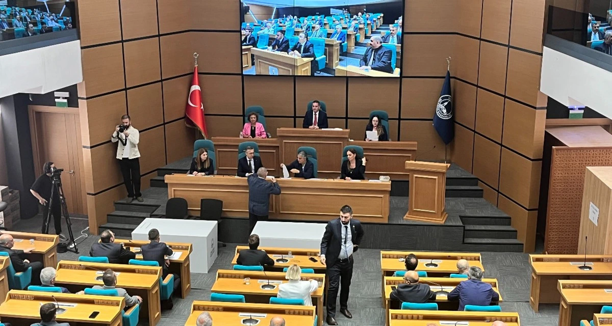 Üsküdar Belediye Meclisi salonunda oturum düzeni ve üyeler