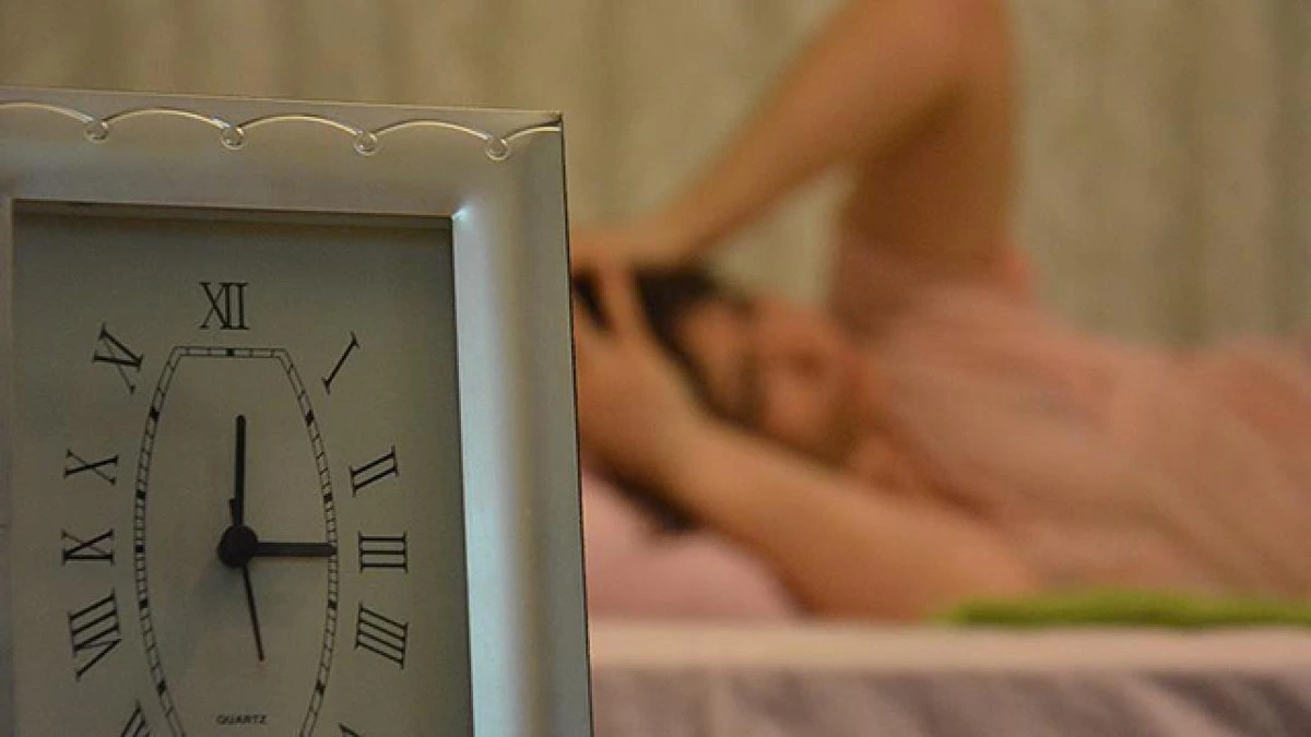 Yatakta uzanan kişinin yanında görünen analog saat