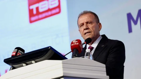 Vahap Seçer kürsüde konuşma yaparken
