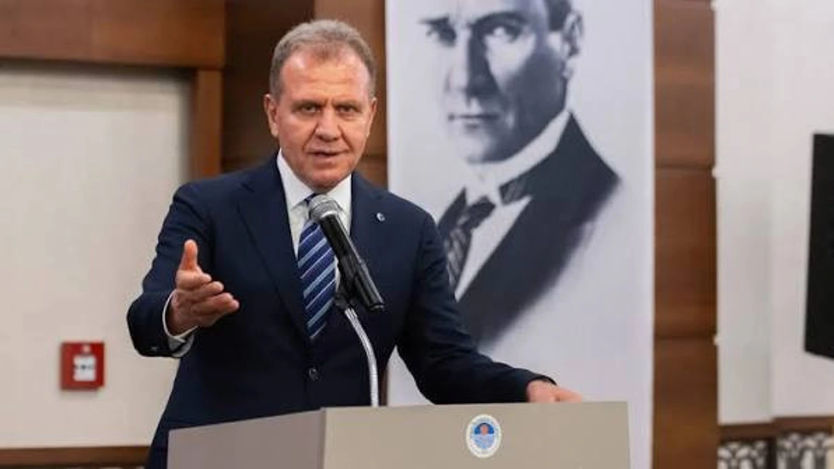 Vahap Seçer kürsüde konuşma yaparken
