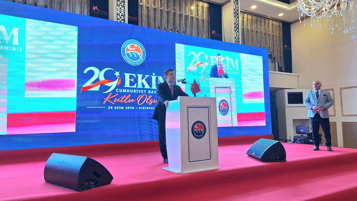 Vali Hüseyin Engin Sarıibrahim kürsüde konuşurken, sahnenin sağında bir davetli bekliyor.