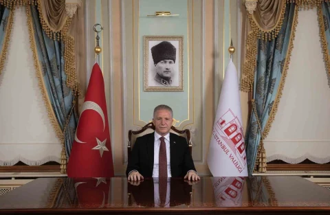 İstanbul Valisi Davut Gül, makam odasında masasında otururken