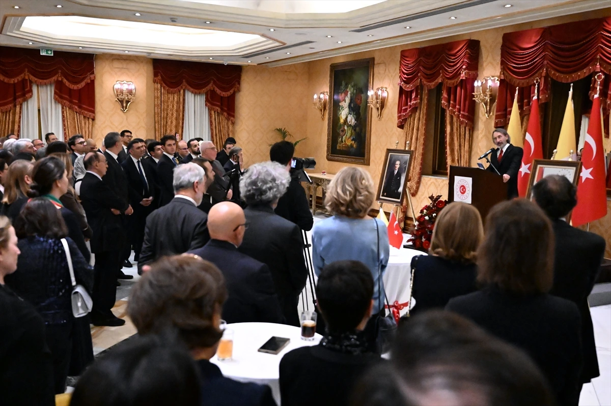 Vatikan’daki resepsiyonda konuşmayı dinleyen davetliler