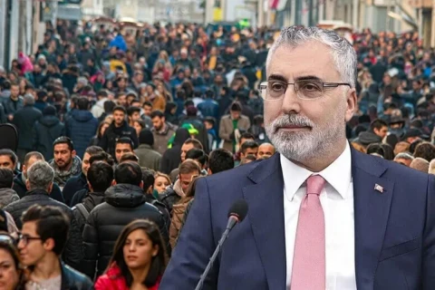 Çalışma ve Sosyal Güvenlik Bakanı Vedat Işıkhan’ın önünde kalabalık bir insan topluluğunun yer aldığı görsel
