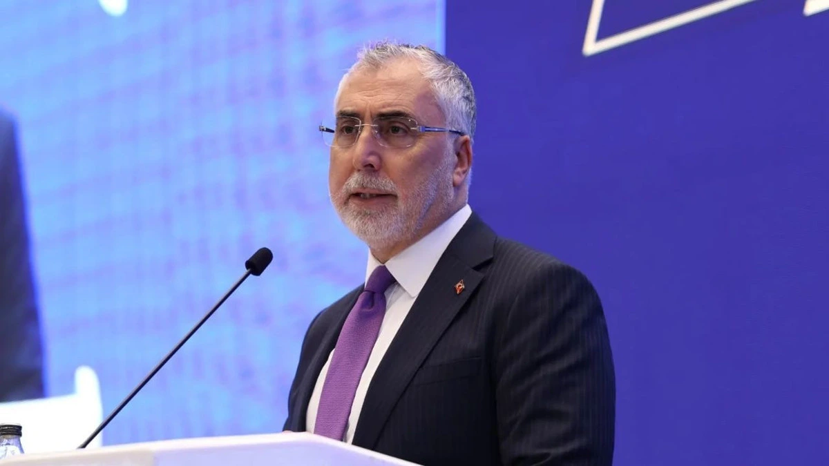 Çalışma ve Sosyal Güvenlik Bakanı Vedat Işıkhan kürsüde konuşuyor