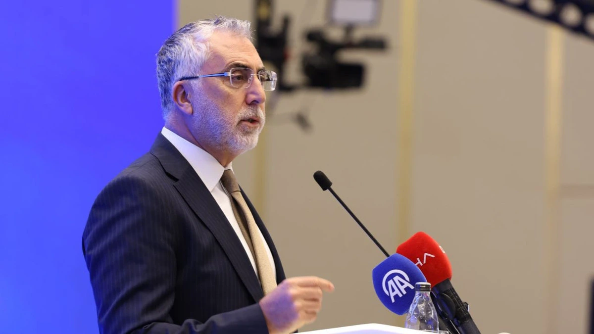 Vedat Işıkhan Ankara’daki programda mikrofonların önünde konuşuyor