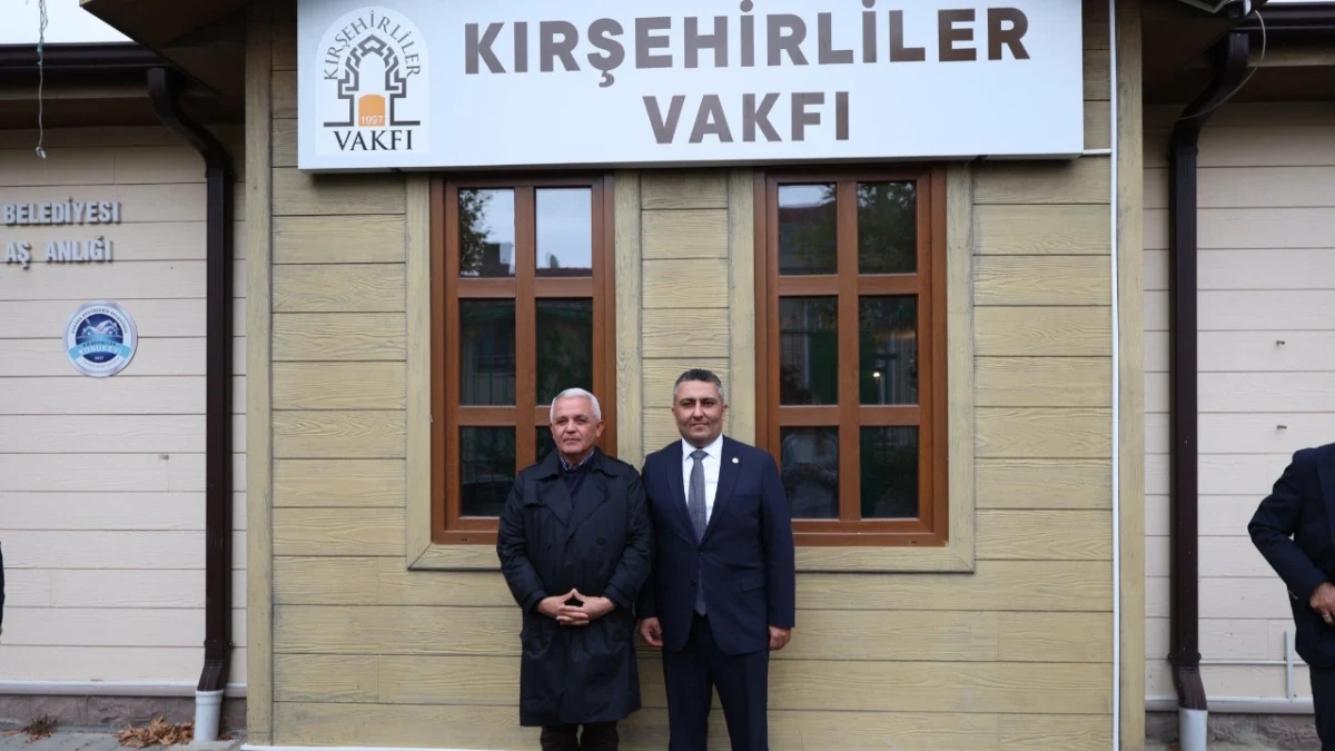 Veli Gündüz Şahin ve Mahbup Torun, Kırşehirliler Vakfı tabelasının önünde