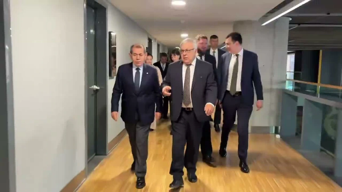 Sergey Vershinin ve beraberindeki heyet bir koridorda yürürken