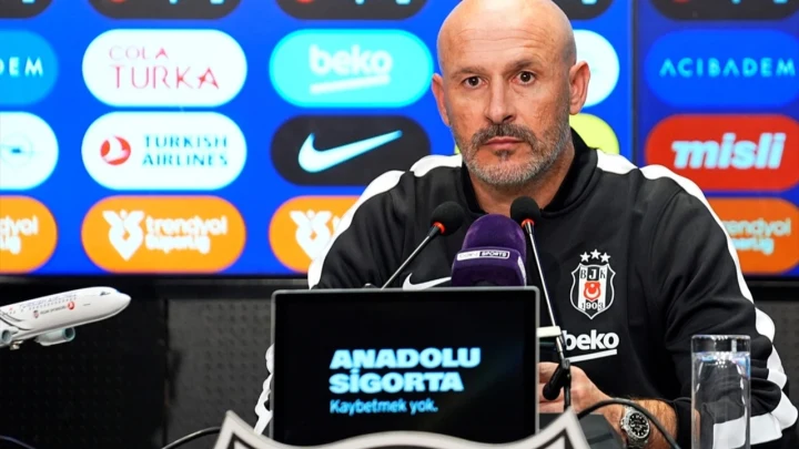 Beşiktaş Teknik Direktörü Vincenzo Italiano basın toplantısında konuşuyor